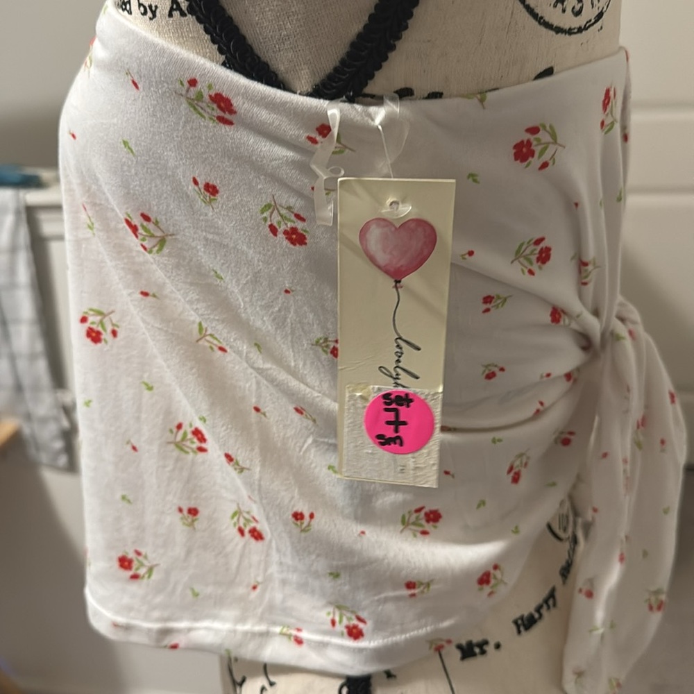 shirt tie on the back. White with flowers - Picture 8 of 8